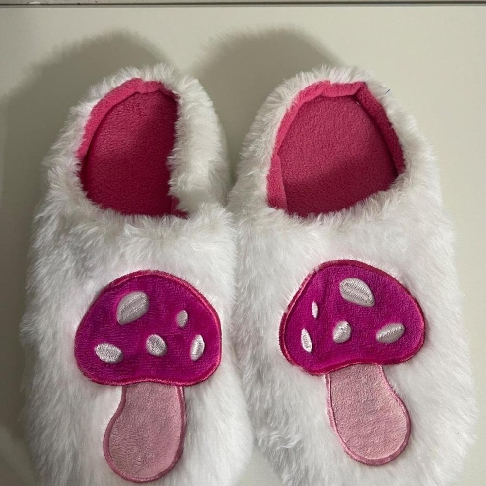 White fuzzy slippers with pink mushroom size US 7-8